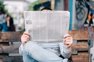 presse : homme lisant un journal
